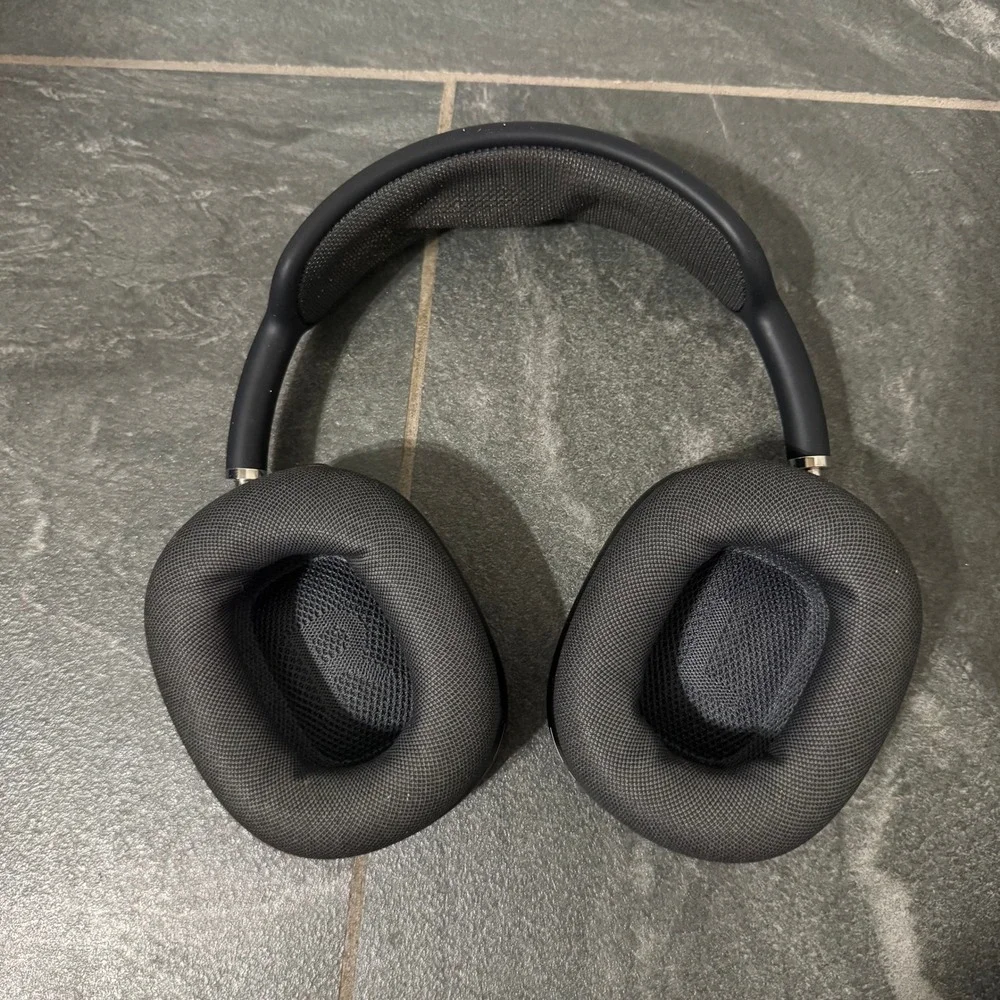 NOT WORKING Apple AirPods Max Space Gray Over Ear Wireless Headphones Smart Case